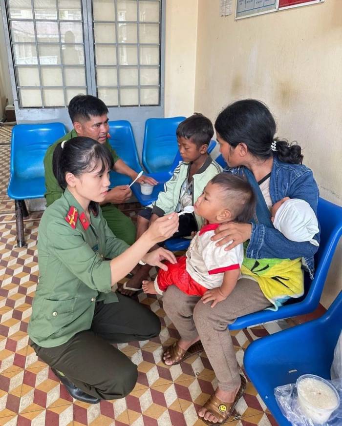 Mẹ con chị Cai được Công an xã Kbang chăm sóc khi đi điều trị tại trung tâm y tế Kbang. Ảnh: Công an xã Kbang