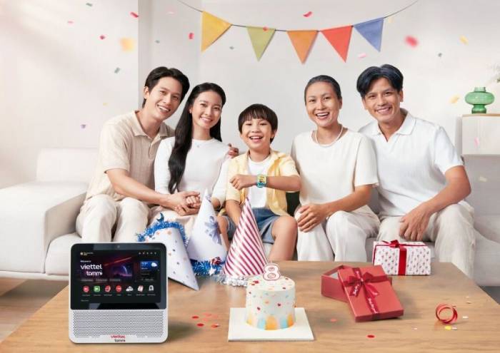 Khoảnh khắc gia đình đoàn viên trong phim ngắn. Ảnh: Viettel Tammi