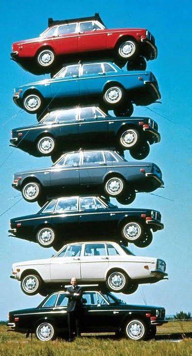 7 chiếc Volvo 144 xếp chồng lên nhau trong màn phô diễn chất lượng vào năm 1971. Ảnh: Hemmings