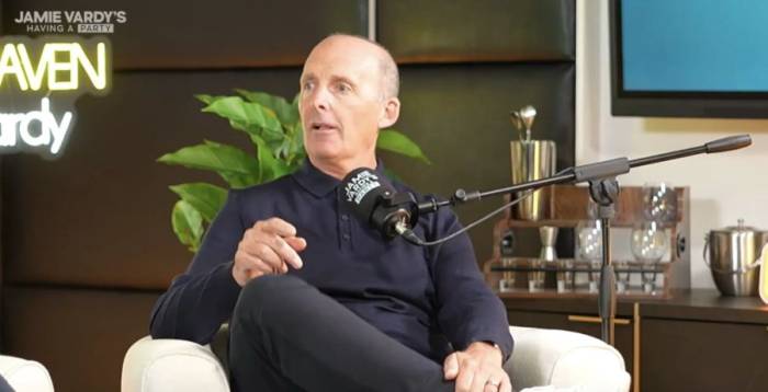 Cựu trọng tài Mike Dean trò chuyện trong chương trình podcast Having a Party của tiền đạo người Anh Jamie Vardy.