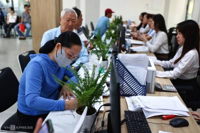 Cán bộ giải quyết thủ tục hành chính cho người dân tại TP HCM. Ảnh: Quỳnh Trần