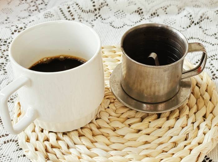 Uống cà phê nhưng ít bổ sung nước có thể khiến miệng khô, làm hơi thở dễ có mùi hơn. Ảnh minh họa: Bảo Bảo