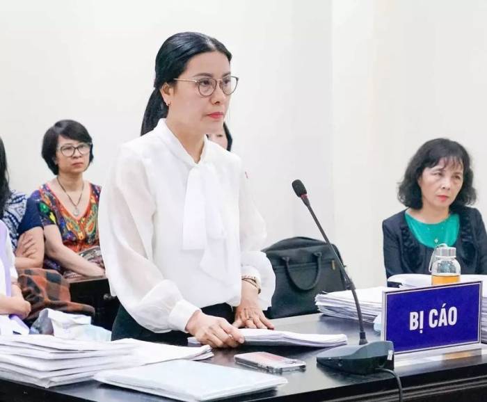 Bà Nguyễn Thị Bình, cựu hiệu trưởng THCS Ba Đình tại phiên sơ thẩm cuối tháng 3. Ảnh: Danh Lam