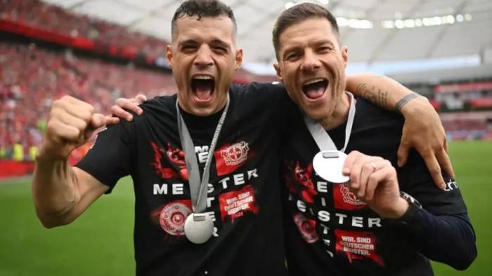 Granit Xhaka (trái) cùng HLV Xabi Alonso ăn mừng chức vô địch Bundesliga năm 2024. Ảnh: Bundesliga