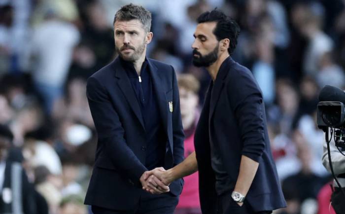 Alvaro Arbeloa (phải) bắt tay Michael Carrick sau trận Fulham hòa Man Utd 1-1 ở vòng năm Ngoại hạng Anh trên sân Craven Cottage, London, Anh ngày 20/9/2026. Ảnh: Reuters