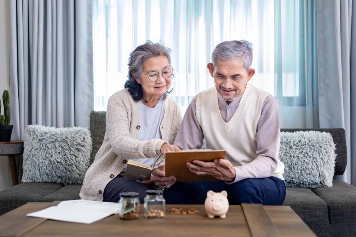 Sức khỏe, chi phí điều trị và khả năng sống tự lập là những yếu tố cần được tính đến khi chuẩn bị nghỉ hưu. Ảnh minh họa: Vecteezy