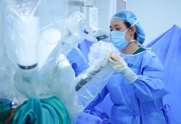 Bác sĩ Liên trong êkíp phẫu thuật cho người bệnh. Ảnh: Bệnh viện Đa khoa Tâm Anh