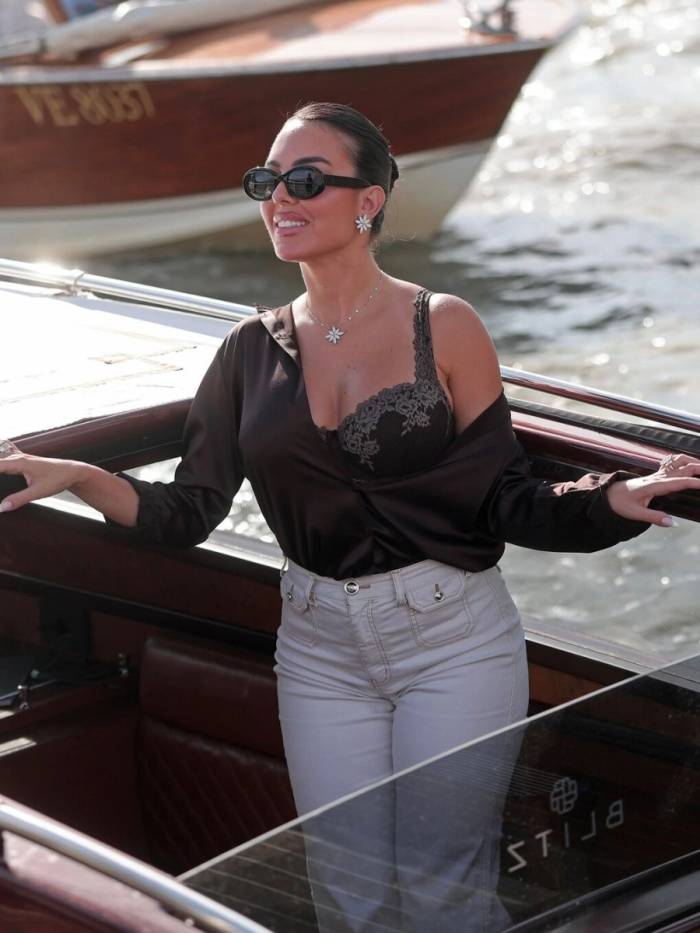 Vợ Ronaldo đi thuyền ra đảo Lido để dự liên hoan phim. Ảnh: Instagram Georgina Rodríguez
