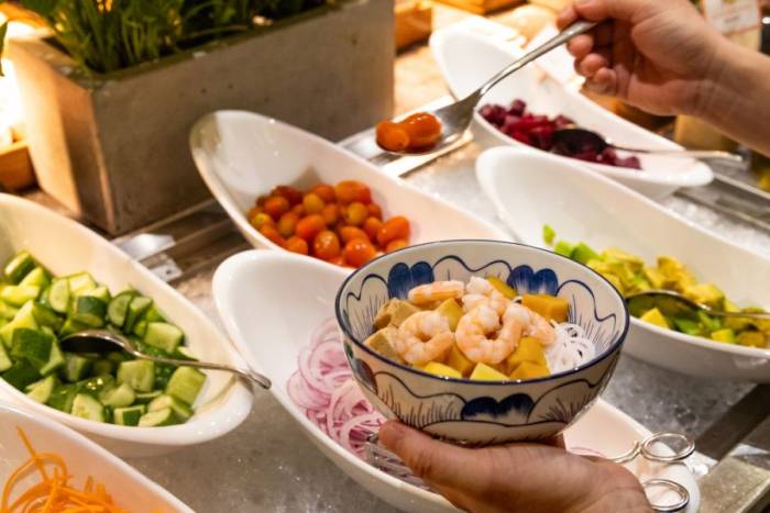 Khu vực Poke Bowl tại nhà hàng Daily Social cho phép thực khách tự thiết kế khẩu phần ăn. Ảnh: Sheraton Phu Quoc Long Beach Resort