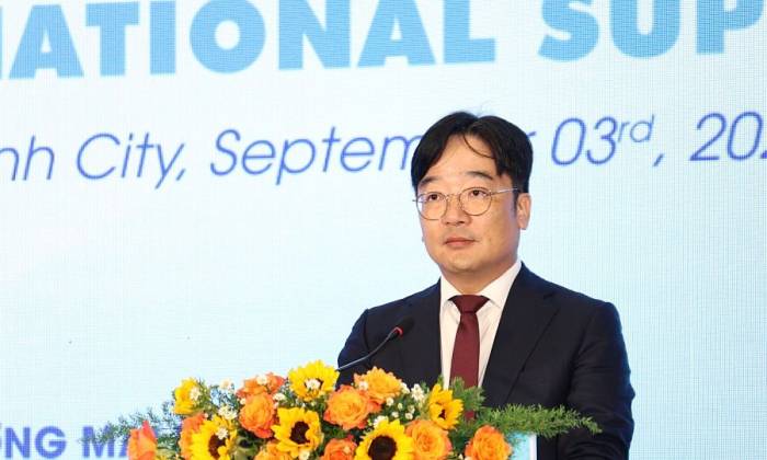 Ông Cha Ji-ho, Phó tổng giám đốc phụ trách Trung tâm Mua hàng Samsung Việt Nam phát biểu sáng 3/9. Ảnh: ITPC