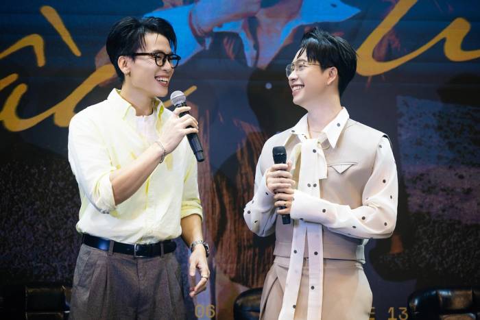 Quách Văn Thơm (trái) chúc mừng Emcee L với sản phẩm mới. Ảnh: Nhân vật cung cấp