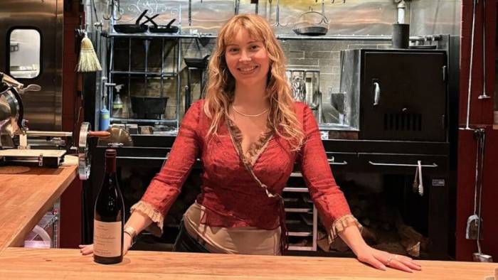 Caroline Kraetzer, nhân viên phục vụ rượu vang, có mức lương gấp đôi hầu hết nhân viên dịch vụ tại San Francisco. Ảnh: BBC