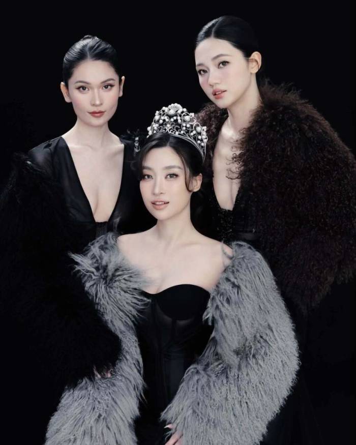 Hoa hậu Đỗ Mỹ Linh (giữa), Á hậu Thanh Tú (phải) và Thùy Dung trong bộ ảnh kỷ niệm.