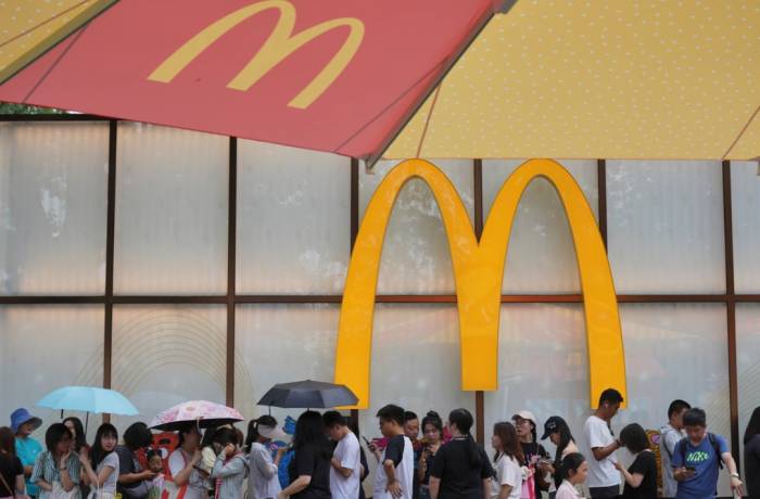 Người Trung Quốc xếp hàng chờ vào McDonalds Bắc Kinh tháng 8/2025. Ảnh: AP