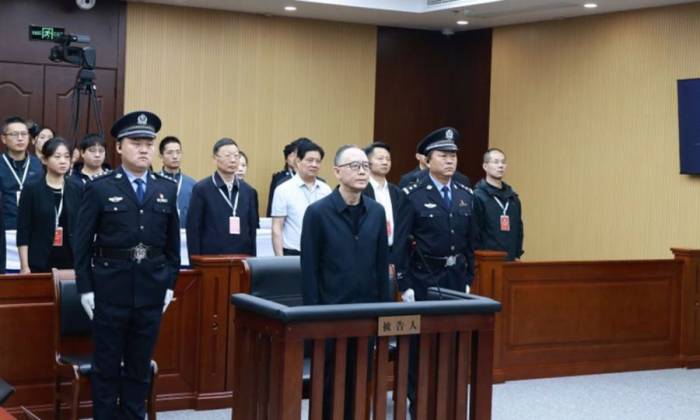 Cựu tỉnh trưởng Sơn Tây Kim Tương Quân tại tòa án hôm 8/9. Ảnh: Tòa án Nhân dân Trung cấp Tín Dương