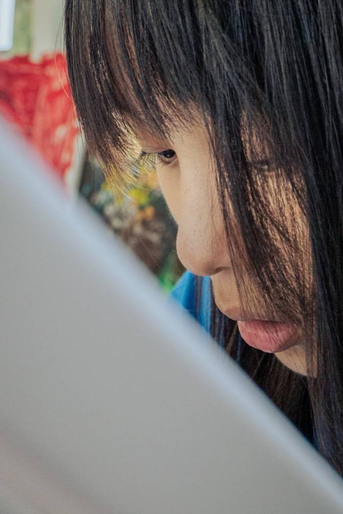 Minh Tâm miệt mài bên giá vẽ