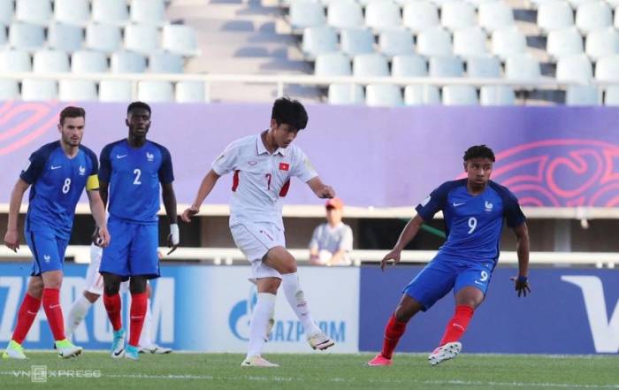 Tiền vệ Việt Nam Nguyễn Trọng Đại (7) thi đấu trong trận thua Pháp 0-4 ở lượt hai bảng E FIFA U20 World Cup 2017, trên sân Cheonan, Hàn Quốc ngày 25/5/2017. Ảnh: Đức Đồng