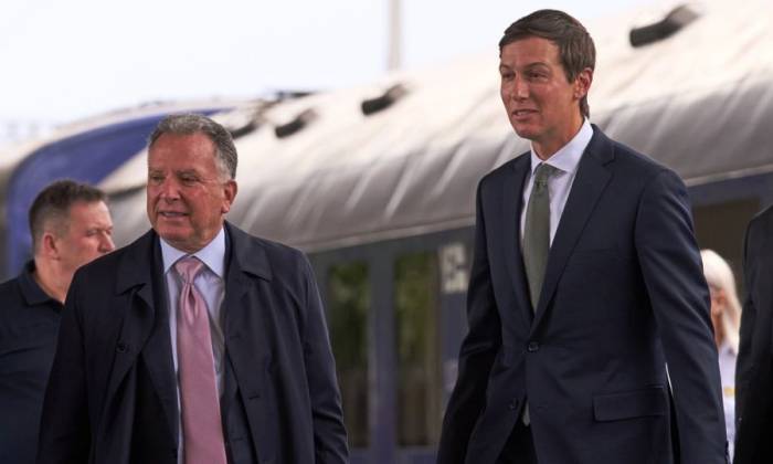 Ông Witkoff (trái) và ông Kushner tại Kiev, Ukraine hôm 6/7. Ảnh: AP
