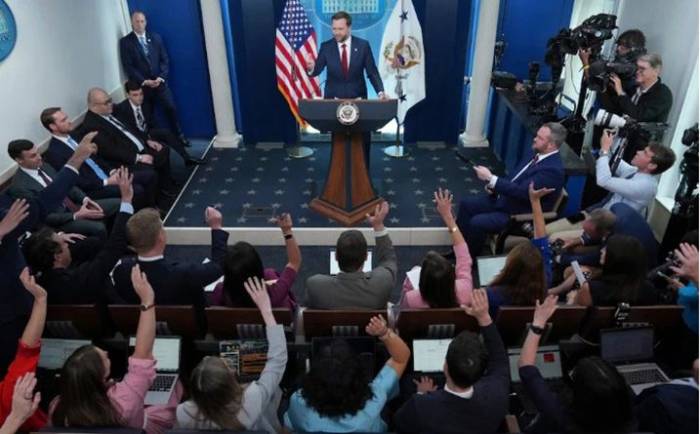 Các phóng viên đặt câu hỏi cho ông Vance tại họp báo Nhà Trắng hôm 3/9. Ảnh: Mark Schiefelbein/AP