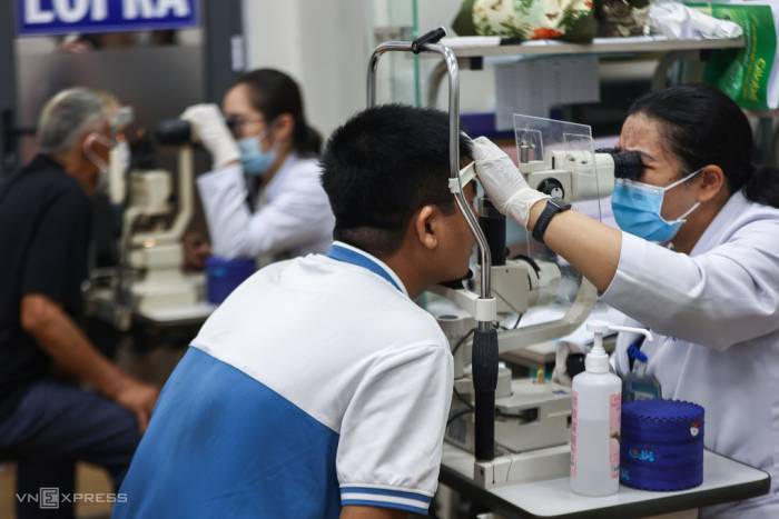 Khám mắt tại Bệnh viện mắt TP HCM. Ảnh: Quỳnh Trần