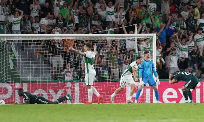 Cầu thủ Real thất vọng sau khi để Fer Nino gỡ hòa 2-2 cho Elche trong trận Real thắng chủ nhà Elche 3-2 ở vòng 6 La Liga trên sân Manuel Martínez Valero, Elche, Tây Ban Nha ngày 15/9/2026. Ảnh: AP