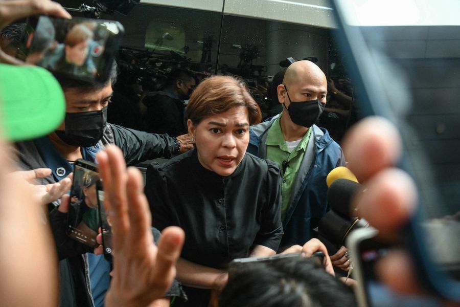 Phó tổng thống Philippines Sara Duterte (giữa) trò chuyện với người ủng hộ sau khi nộp tiền bảo lãnh tại tòa án thành phố Quezon ngày 5/9. Ảnh: AFP