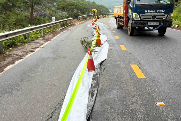 Vết nứt chạy dọc mặt đường. Ảnh: Khánh Hương