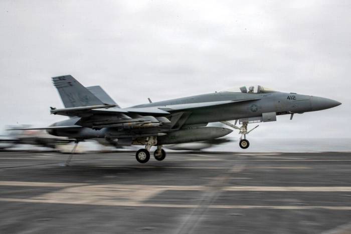 Tiêm kích F/A-18 hạ cánh xuống tàu sân bay USS George Washington ngày 27/8. Ảnh: AFP