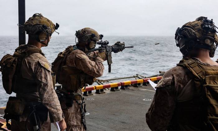 Lính Mỹ huấn luyện trên tàu đổ bộ USS Boxer triển khai ở Trung Đông, trong ảnh công bố ngày 25/9. Ảnh: CENTCOM