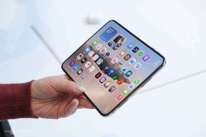 Mẫu điện thoại gập iPhone Duo vừa được Apple ra mắt. Ảnh: Tuấn Hưng
