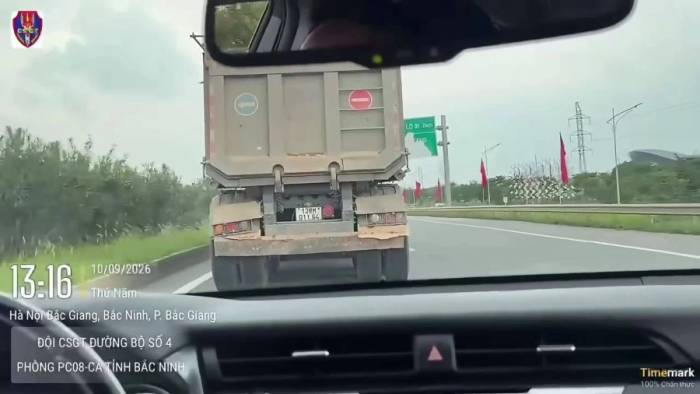 Xe đầu kéo bám làn trái, không nhường đoàn xe ưu tiên gần 3 km