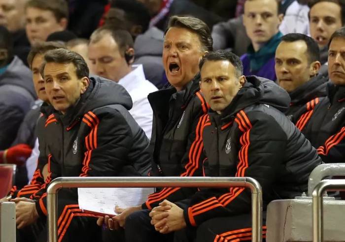 Ryan Giggs và Albert Stuivenberg khi làm trợ lý cho HLV Louis van Gaal tại Man Utd. Ảnh: Empics Sport
