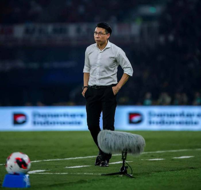 HLV Tan Cheng Hoe của Malaysia chỉ đạo trong trận hòa Indonesia 0-0 ở lượt hai bảng A hạng Nhất FIFA ASEAN Cup 2026, trên sân Gelora Bung Karno, Jakarta, Indonesia ngày 28/9/2026. Ảnh: MalaysiaNT