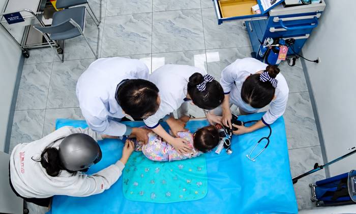 Bé gái được bác sĩ và điều dưỡng VNVC Bình Minh sơ cứu trước khi chuyển đến bệnh viện. Ảnh: VNVC