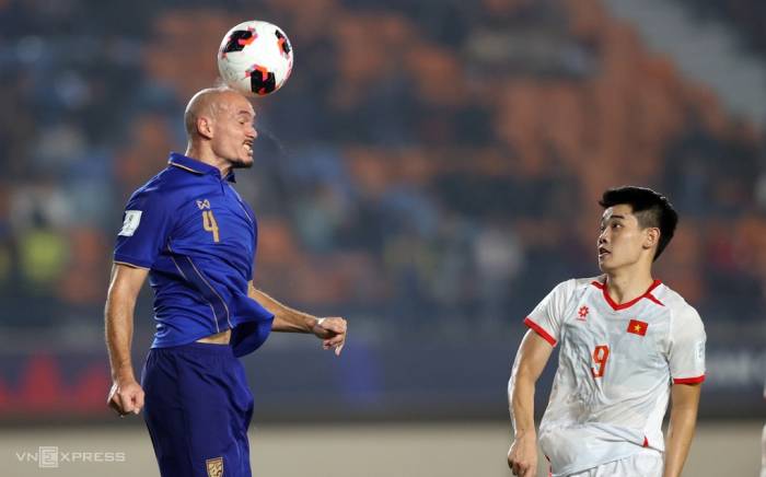 Bihr đánh đầu phá bóng trong trận thắng Việt Nam ở lượt hai bảng B hạng Nhất FIFA ASEAN Cup 2026, trên sân Si Jalak Harupat, Bandung, Indonesia ngày 29/9/2026. Ảnh: Đức Đồng