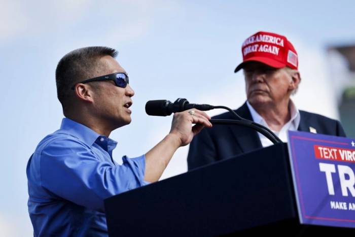 Ông Hùng Cao cùng ông Trump trong cuộc mít tinh ở bang Virginia hồi tháng 6/2024. Ảnh: Reuters