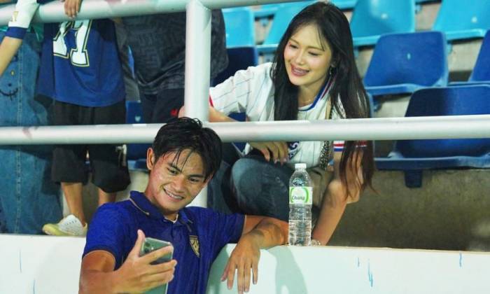 Cầu thủ U20 Thái Lan chụp ảnh sau trận thua Iraq 1-3 ở lượt cuối vòng loại U20 châu Á 2026 tối 6/9/2026 trên sân Chonburi, Thái Lan. Ảnh: Changsuek