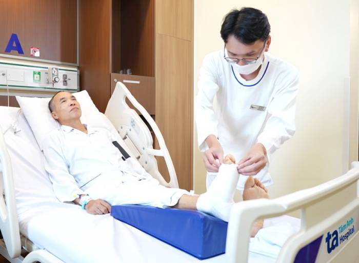 Nhân viên y tế chăm sóc vết thương cho ông May. Ảnh: Bệnh viện Đa khoa Tâm Anh