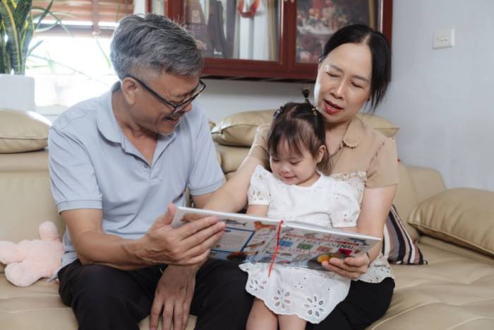 Bé Dâu và ông bà nội. Ảnh: Tùng Đinh