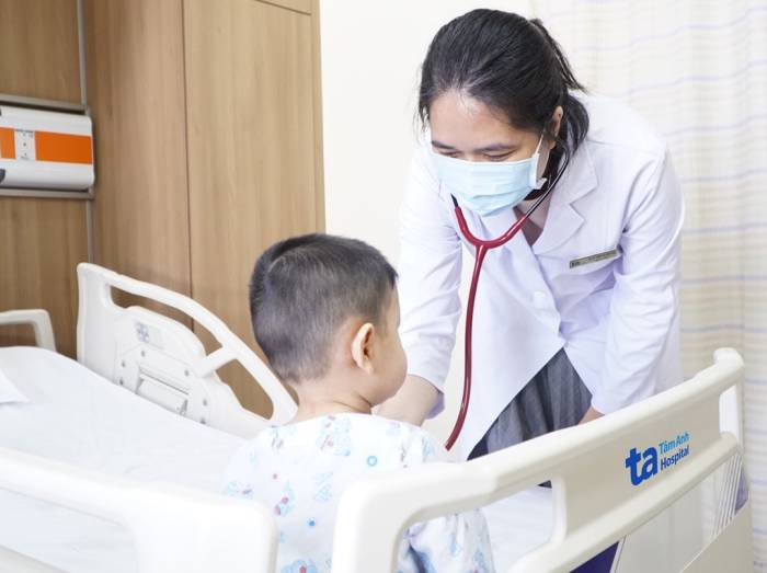ThS.BS.CKI Trịnh Thị Hồng Vân thăm khám, kiểm tra tình trạng cúm cho trẻ. Ảnh: Bệnh viện Đa khoa Tâm Anh