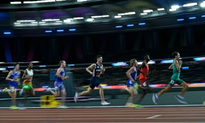 VĐV Na Uy Jakob Ingebrigtsen chạy thứ tư, núp gió các đối thủ trước khi tăng tốc để ở đoạn cuối để về nhất chung kết 5.000m giải điền kinh Ultimate Championship ở Budapest, Hungary ngày 11/9/2026. Ảnh: AP
