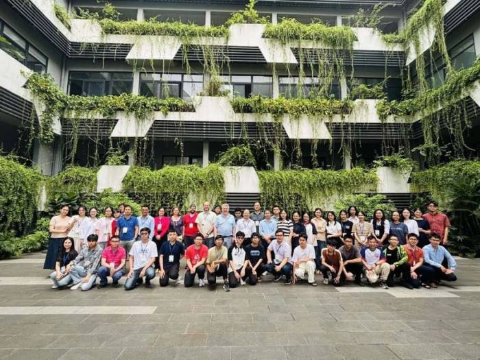 [Anh Luân và các cộng sự, sinh viên ở VIASM, tháng 6/2025. Ảnh: Nhân vật cung cấp