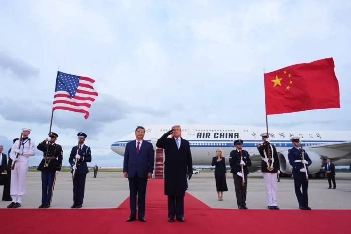 Ông Tập (trái) và ông Trump tại căn cứ liên hợp Andrews. Ảnh: AP