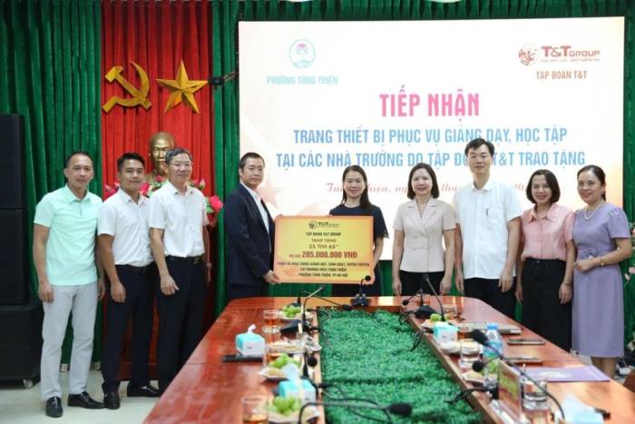 Phó tổng giám đốc Tập đoàn T&T Group Nguyễn Mạnh Hùng trao tặng 25 tivi 65 inch cho trường THCS Tùng Thiện. Ảnh: T&T Group