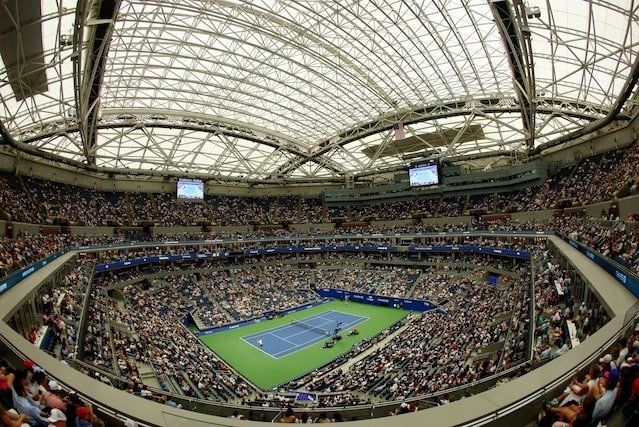 Toàn cảnh sân Arthur Ashe trong trận vòng hai Mỹ Mở rộng giữa Ben Shelton và Hubert Hurkacz tại New York ngày 2/9/2026. Mái che được đóng do trời mưa. Ảnh: Reuters