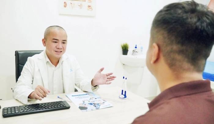 Bác sĩ Duy tư vấn cho người bệnh. Ảnh: Lâm Anh