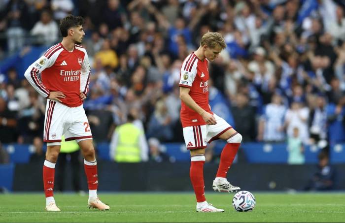 Kai Havertz (trái) và Martin Odegaard thất vọng sau khi Arsenal nhận bàn thua thứ ba. Ảnh: Reuters