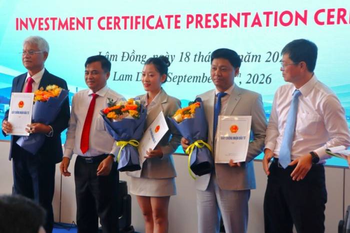 Lãnh đạo tỉnh Lâm Đồng trao chứng nhận đầu tư cho 3 doanh nghiệp với tổng vốn 630 tỷ đồng. Ảnh: Tư Huynh