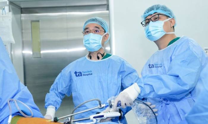 Bác sĩ Dũng (bên trái) và êkíp phẫu thuật nội soi sinh thiết u phổi cho người bệnh. Ảnh: Bệnh viện Đa khoa Tâm Anh