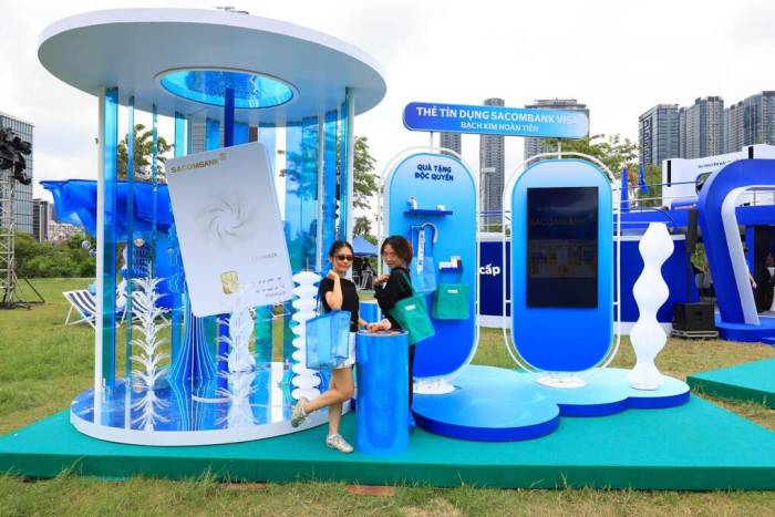 Trạm mở thẻ với nhiều quà tặng dành cho khách hàng. Ảnh: Sacombank